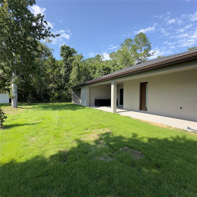 view of yard featuring a patio area