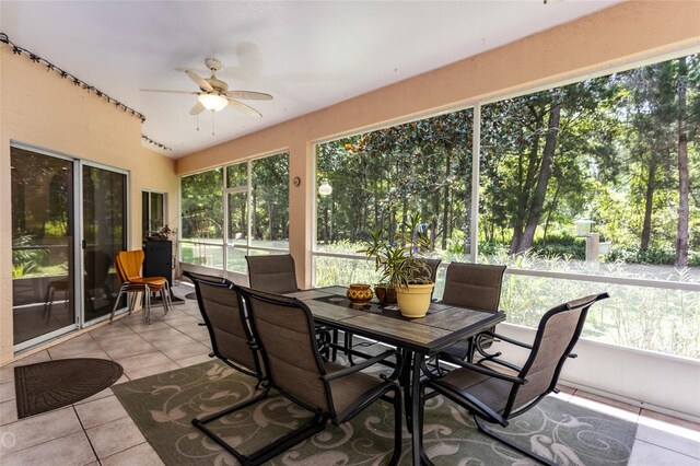 sunroom with ceiling fan