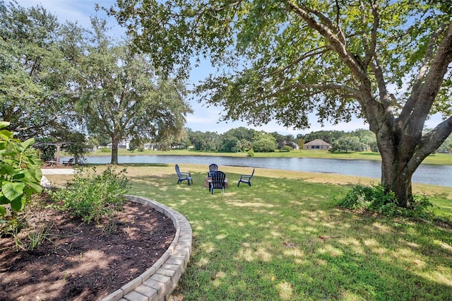 view of yard featuring a water view