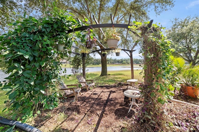 view of yard featuring a water view