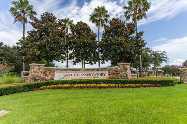 community / neighborhood sign featuring a yard