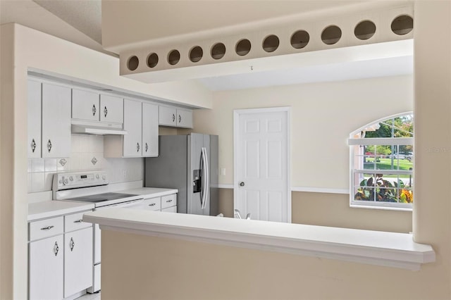 kitchen with backsplash, electric range, lofted ceiling, stainless steel fridge with ice dispenser, and kitchen peninsula