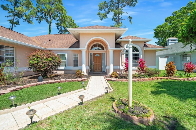 view of front of property featuring a front lawn