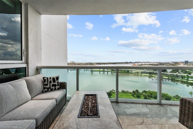 balcony featuring an outdoor hangout area and a water view