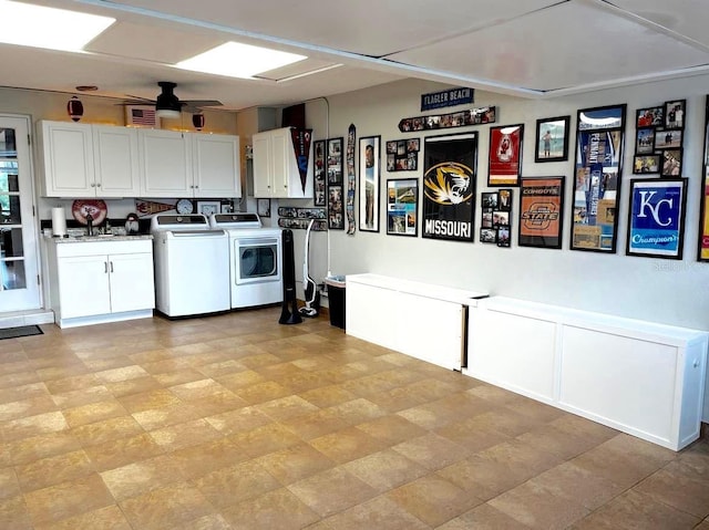 garage with ceiling fan and washing machine and clothes dryer