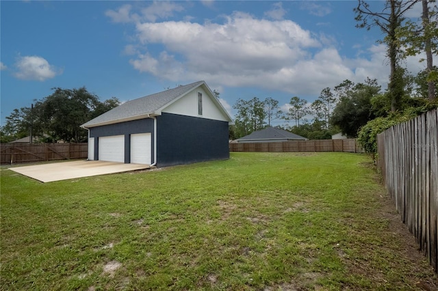 view of yard with an outbuilding and a garage