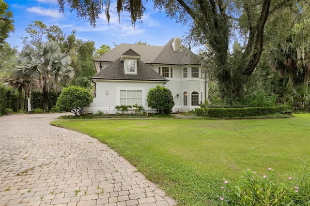 view of front of property featuring a front yard