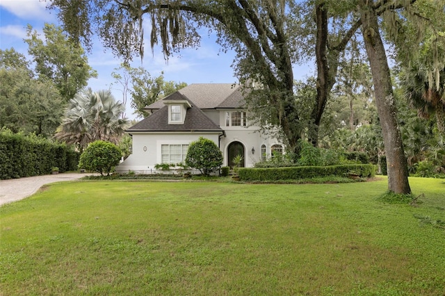 view of front facade featuring a front lawn