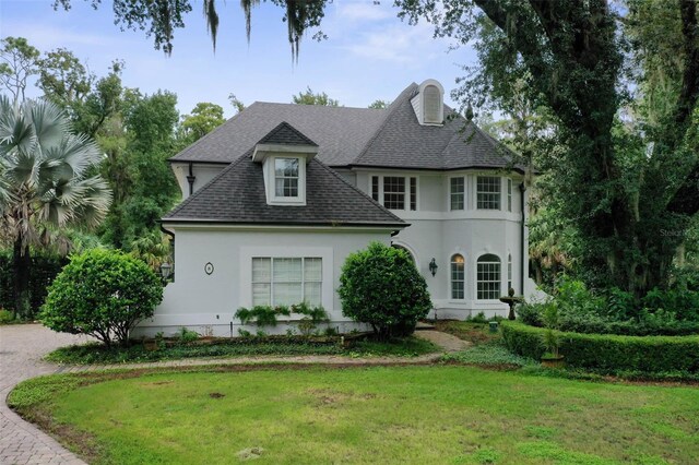 view of front of house featuring a front yard