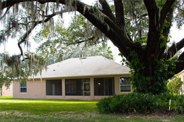 view of front of property with a front yard