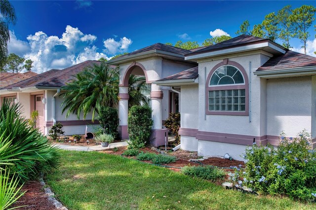 view of front of property featuring a front lawn