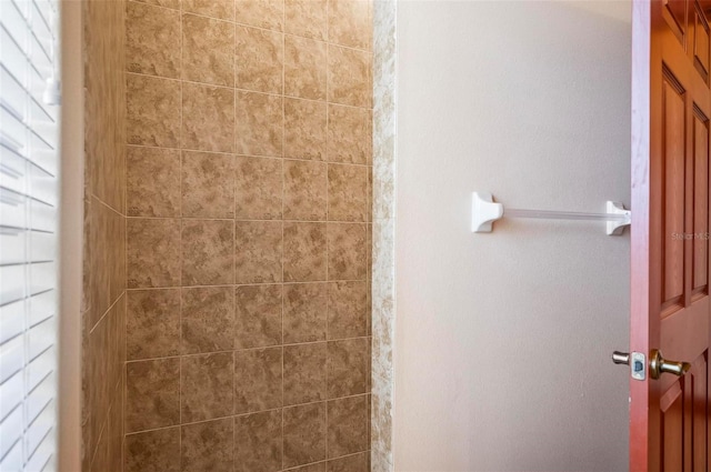 room details featuring a tile shower