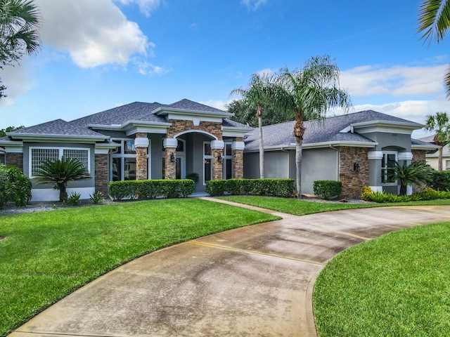 view of front of property featuring a front yard