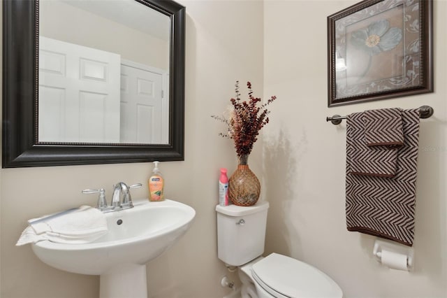 bathroom featuring toilet and sink