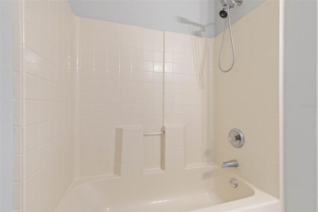 bathroom with tiled shower / bath combo