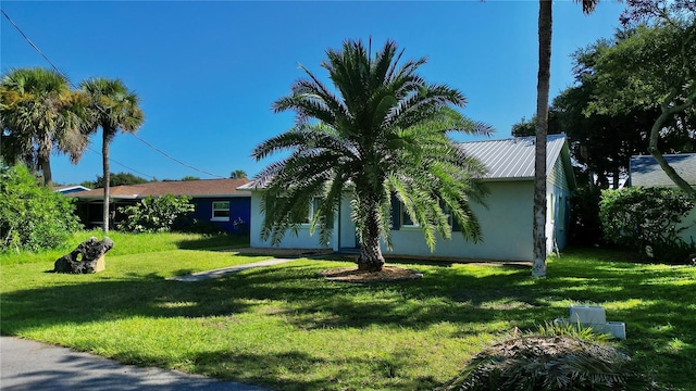 view of front of property featuring a front yard