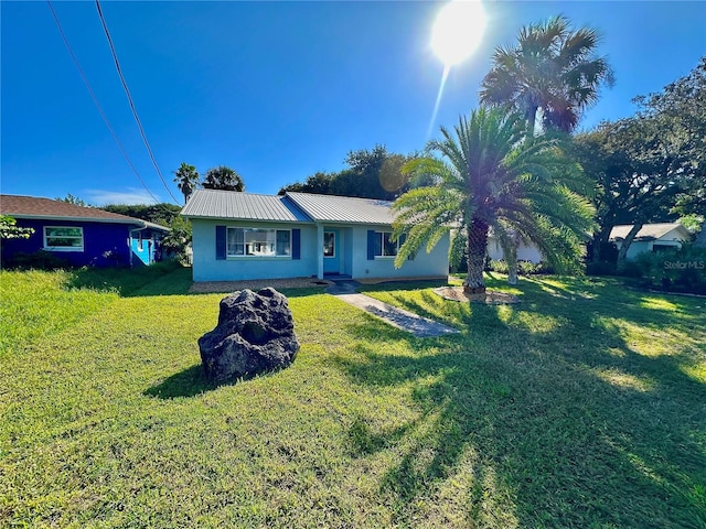 view of front of property featuring a front yard