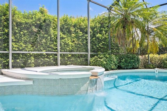 view of pool featuring an in ground hot tub