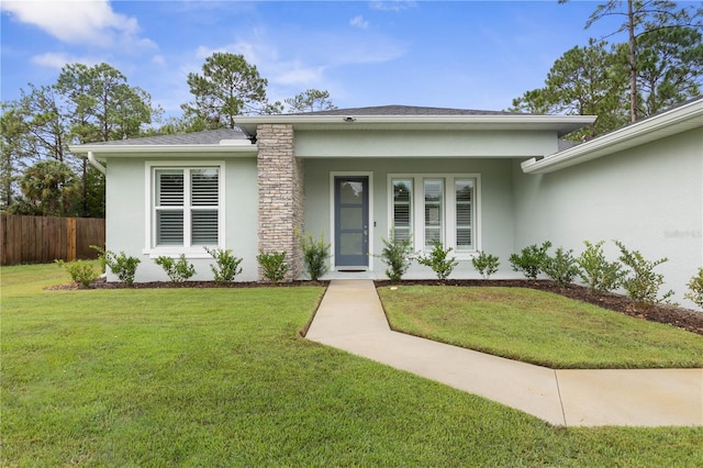 view of front of property featuring a front yard