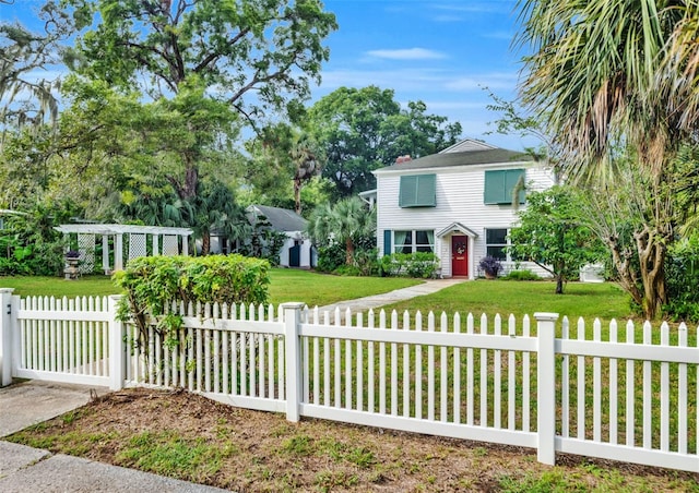 view of front of property featuring a front yard