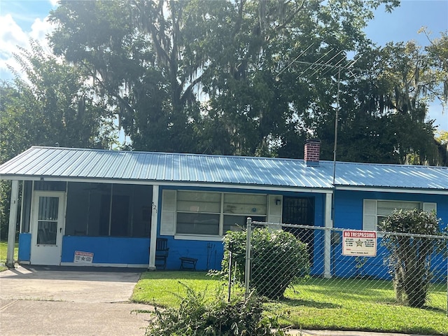 single story home with a front yard