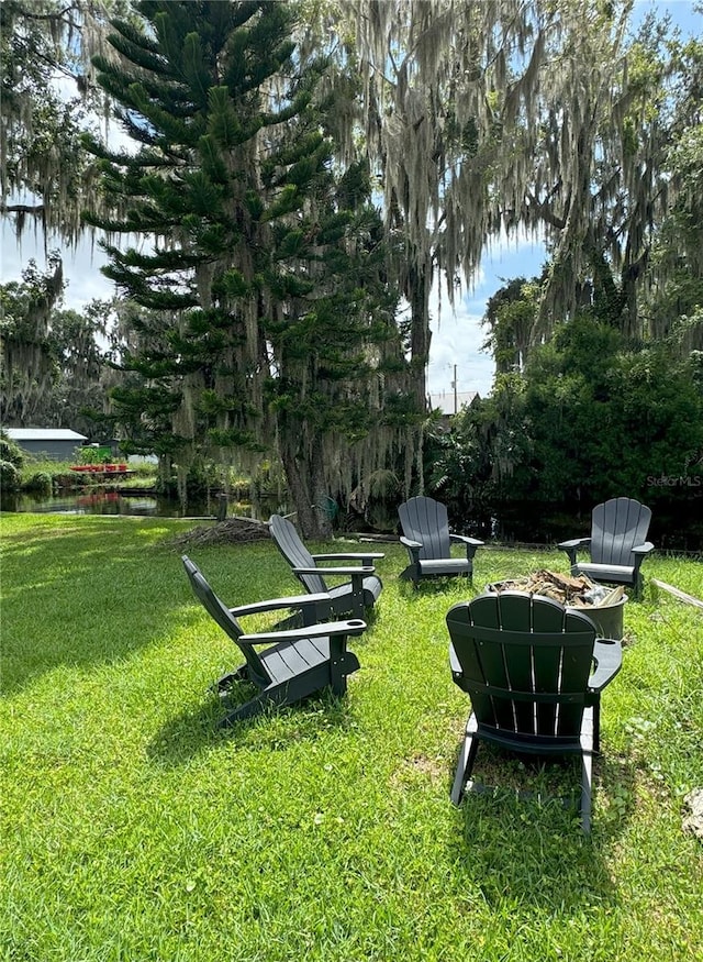 view of yard featuring a water view