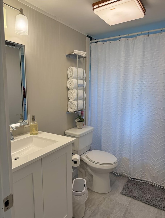 full bath with a shower with shower curtain, vanity, and toilet