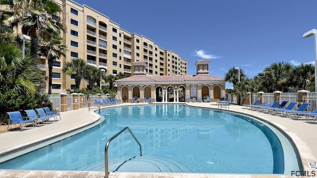 view of swimming pool