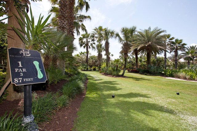 view of property's community featuring a lawn