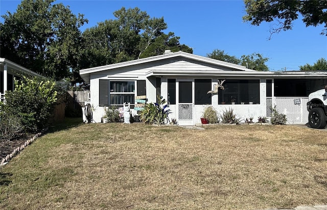 view of front of property featuring a front yard