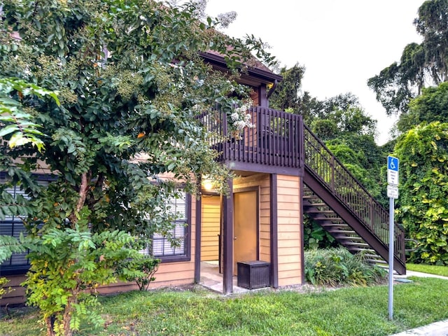 view of front facade featuring a wooden deck and a front lawn