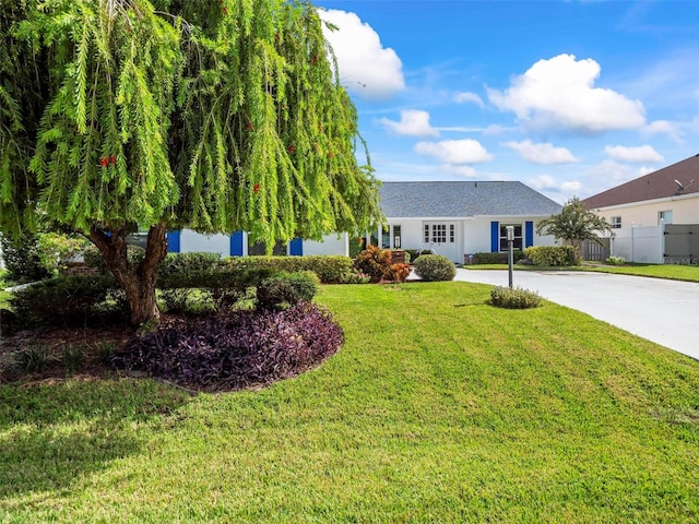 view of front of house featuring a front lawn