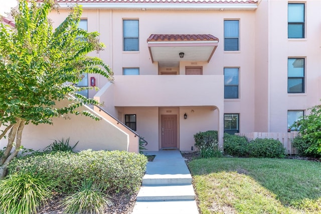 view of front of property with a front yard