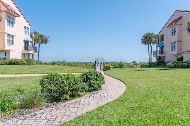 view of property's community featuring a lawn