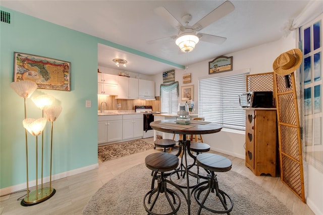 dining area featuring sink and ceiling fan