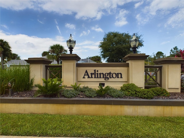 community sign featuring a yard