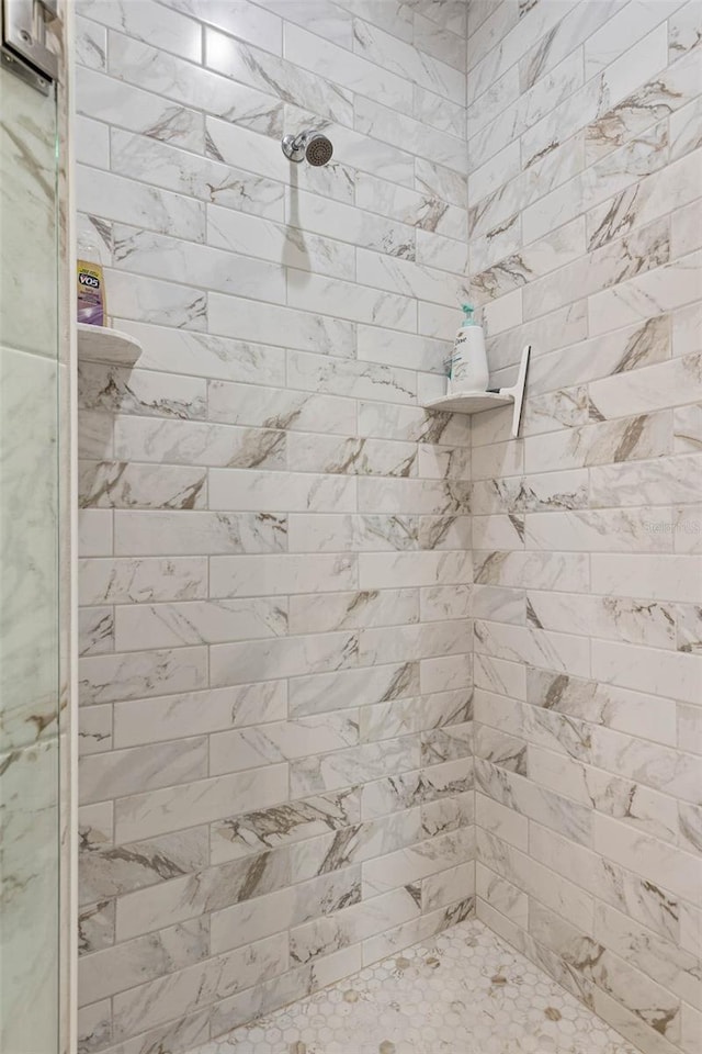 bathroom featuring tiled shower