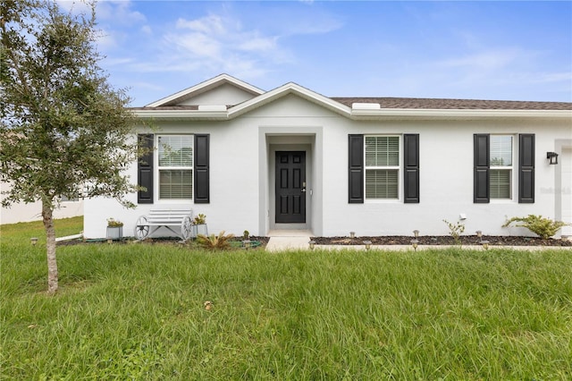 view of front facade featuring a front lawn