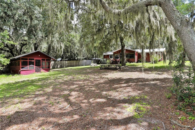 view of yard featuring an outdoor structure