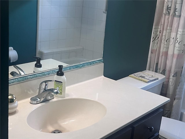 full bathroom featuring vanity, toilet, and a shower with curtain