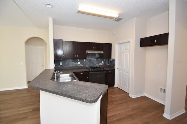 kitchen featuring electric stove, sink, dark hardwood / wood-style flooring, decorative backsplash, and kitchen peninsula