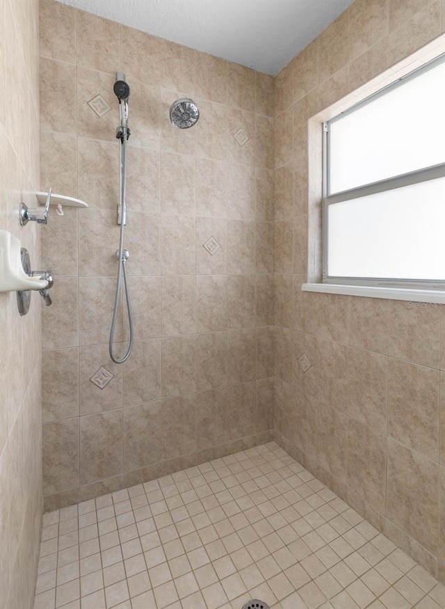 bathroom featuring a tile shower