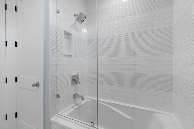 bathroom with tiled shower / bath