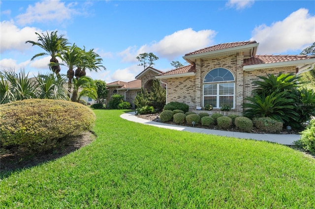 view of front of house featuring a front lawn