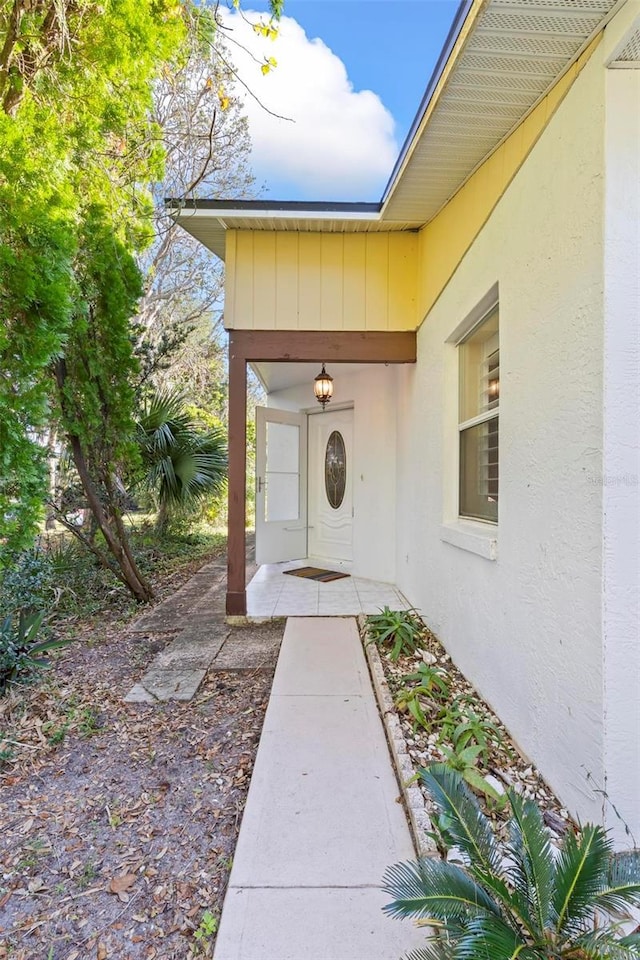 entrance to property with stucco siding