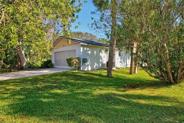 view of front of house featuring a front yard and a garage