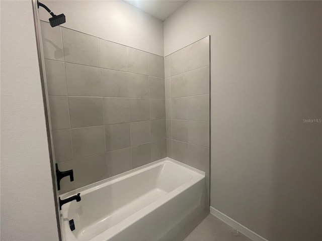 bathroom featuring tiled shower / bath