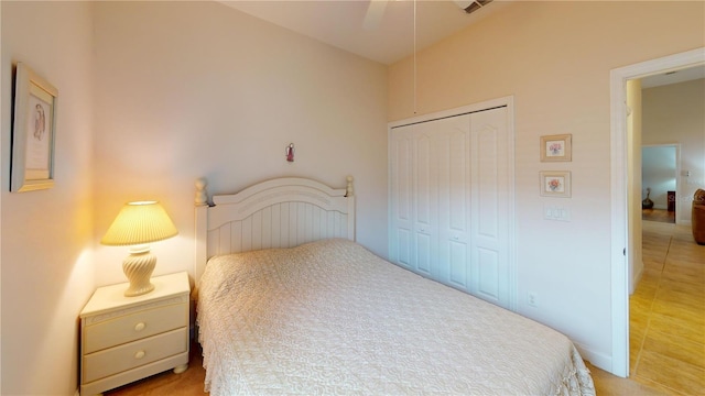 bedroom featuring a closet and ceiling fan