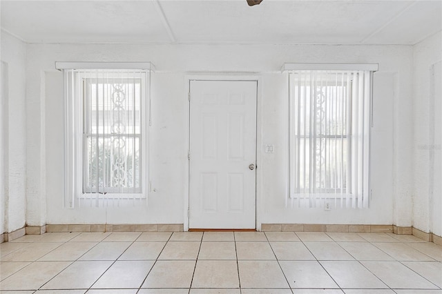 spare room with light tile patterned flooring