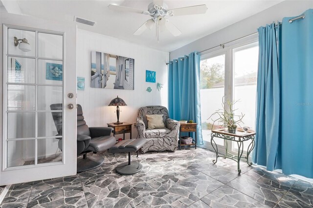 sitting room with ceiling fan